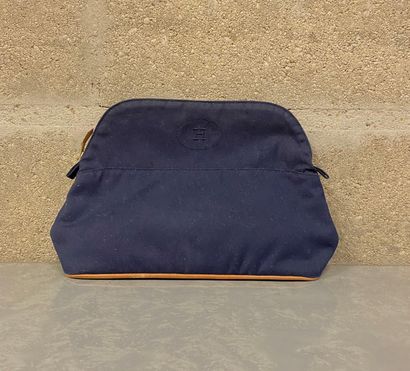 HERMES Paris 
Trousse de toilette en coton...