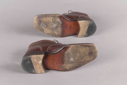 BALLY 
Richelieu montantes en cuir marron....