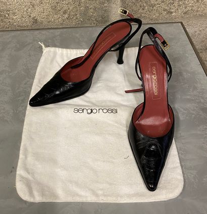 SERGIO ROSSI
Escarpins en cuir noir à brides....