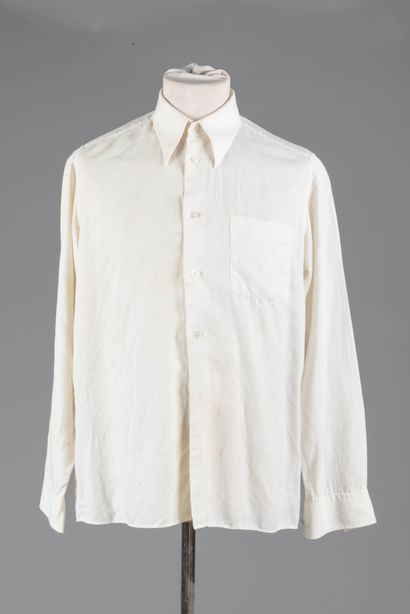 Lot de trois chemises comprenant :
- HERMES,...