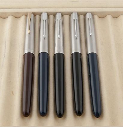 Lot de 5 stylos plume PARKER 51, 2 modèles...