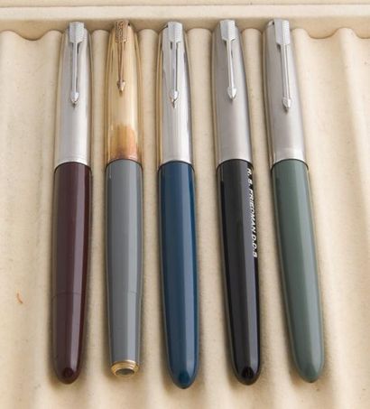Lot de 5 stylos plume PARKER 51, 2 modèles...