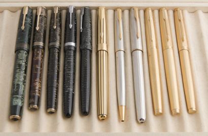 Lot comprenant: Trois stylos plume PARKER...