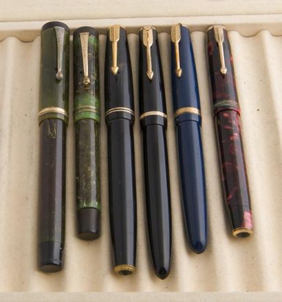 Lot comprenant: Deux stylos plumes PARKER...
