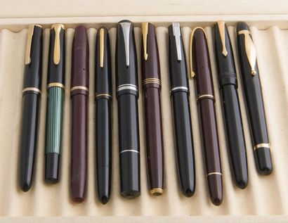 Lot de dix stylos plume: un stylo plume PELIKAN...