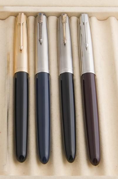 Lot de 4 stylos plume PARKER 51 donc trois...