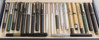 Lot de 22 stylos divers dont une parure roller...
