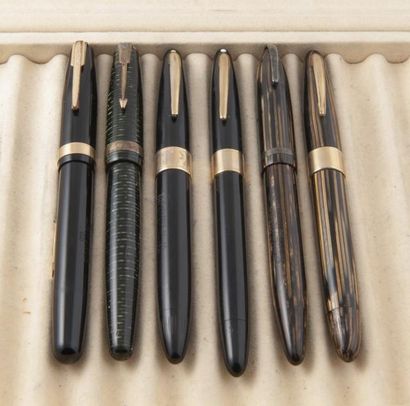 Lot comprenant: Un stylo plume PARKER vacumatic...