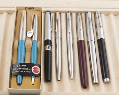 Lot comprenant: une parure PARKER 45 (plume...