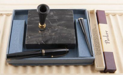 Ensemble comprenant un stylo plume PARKER...