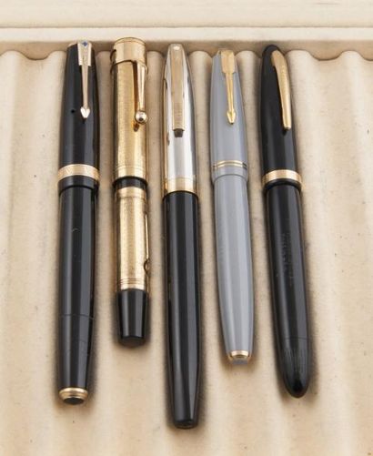 Lot comprenant: 1 stylo plume PARKER vacumatic...