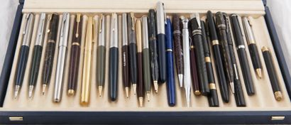 Ensemble de vingt sept stylos divers dont:...