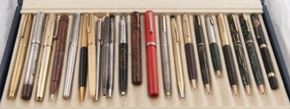 Ensemble de vingt deux stylos divers comprenant:...
