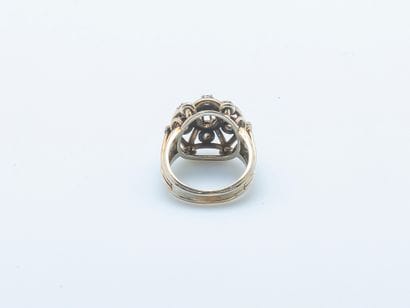 Bague rosace en or jaune 18 carats (750 ‰)...