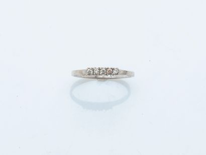 Alliance en or gris 18 carats (750 ‰) sertie...