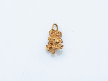 Pendentif orné d'une pépite d'or. 
Hauteur...