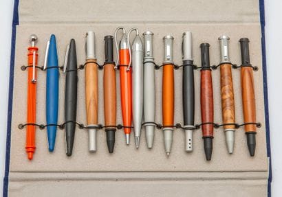 PARAFERNALIA
Lot de 32 stylos comprenant...