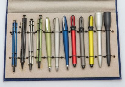 PARAFERNALIA
Lot de 32 stylos comprenant...