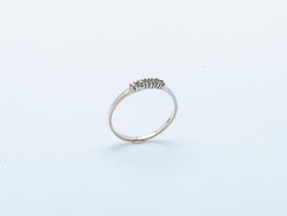 Alliance en or gris 18 carats (750 ‰) sertie...