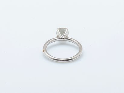 Bague solitaire en or gris 18 carats (750...