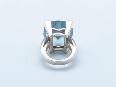 Bague en or gris 18 carats (750 ‰) sertie...