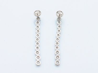 Paire de pendants d'oreilles en or gris 14...