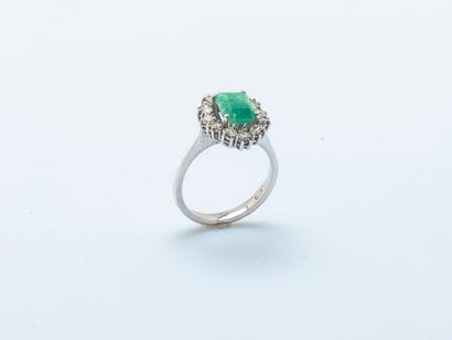Bague fleur en or gris 9 carats (375 millièmes)...