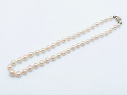 collier d'un rang de perles de culture baroques...