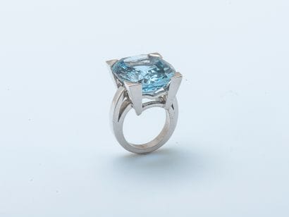 Bague en or gris 18 carats (750 ‰) sertie...