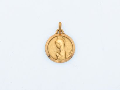 Pendentif médaille en or jaune 18 carats...