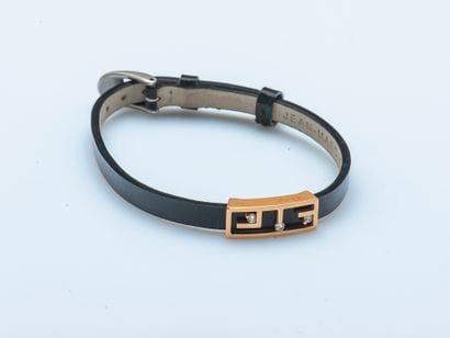 GAREL
Bracelet en cuir vernis et ornée d'un...