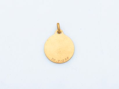 Pendentif médaille en or jaune 18 carats...