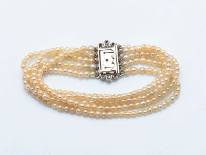 Bracelet cinq rangs de perles de culture,...