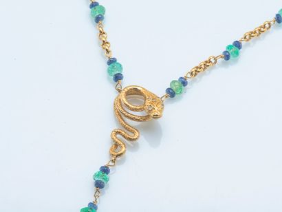 Collier négligé formé d'une chaine à maille...