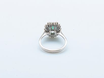 Bague fleur en or gris 9 carats (375 millièmes)...