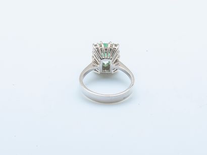 Bague en or gris 14 carats v sertie d'une...