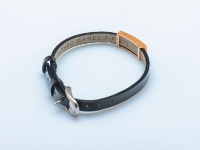 GAREL
Bracelet en cuir vernis et ornée d'un...