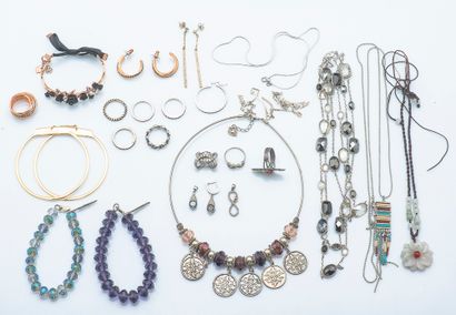 Lot of costume jewelry including: 
- SWAROVSKI:...