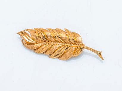 Broche plume en or jaune 18 carats (750 ‰)...