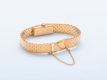 Bracelet montre de dame en or jaune 18 carats...
