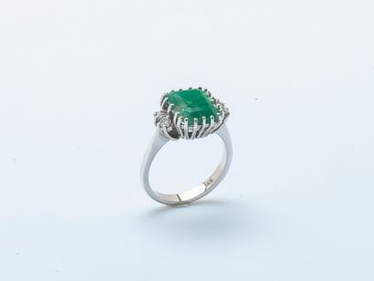 Bague en or gris 14 carats (585 ‰) sertie...