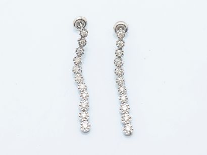 Paire de pendants d'oreilles en or gris 14...