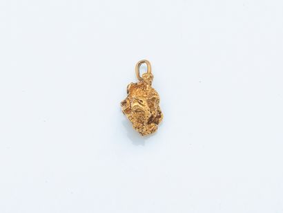 Pendentif orné d'une pépite d'or. 
Hauteur...