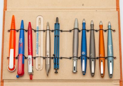 PARAFERNALIA
Lot de 32 stylos comprenant...