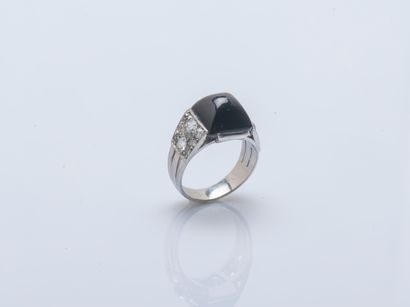 Platinum ring (950 ‰) set with a sugarloaf-cut...