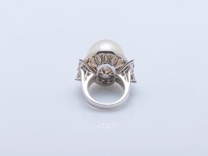 18K (750 ‰) white gold ring set with a large...