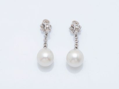 Pair of earrings in 18K (750 ‰) white gold,...