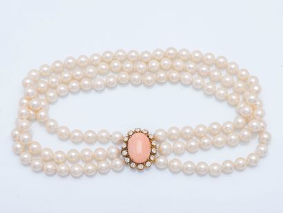 TRIO
Choker necklace formed of three rows...