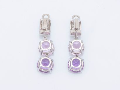 Paire de pendants d’oreilles en or gris 18...