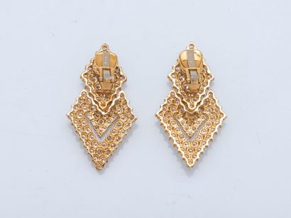Paire de pendants d’oreilles en or jaune...